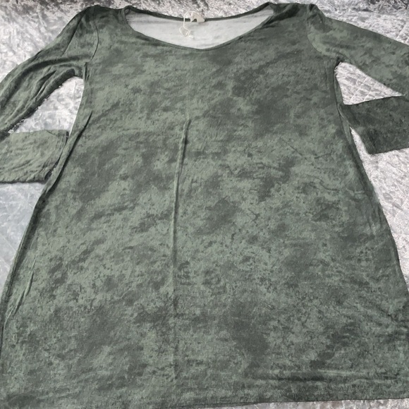 Bundle of three tunics, 2 striped and 1 marbled green. Size Medium - Picture 5 of 6